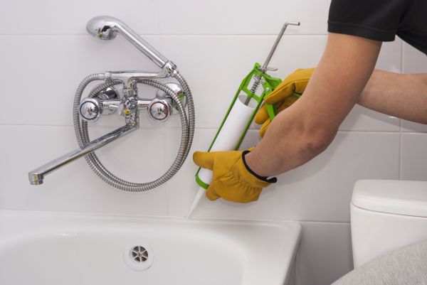 Bathtub Caulking in Kenner